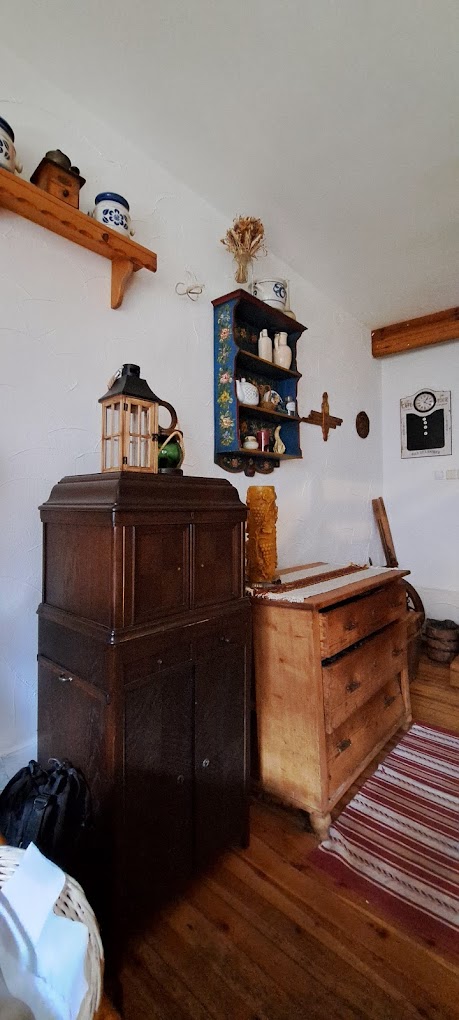 Instrument i drewniane meble we wnętrzu gospody