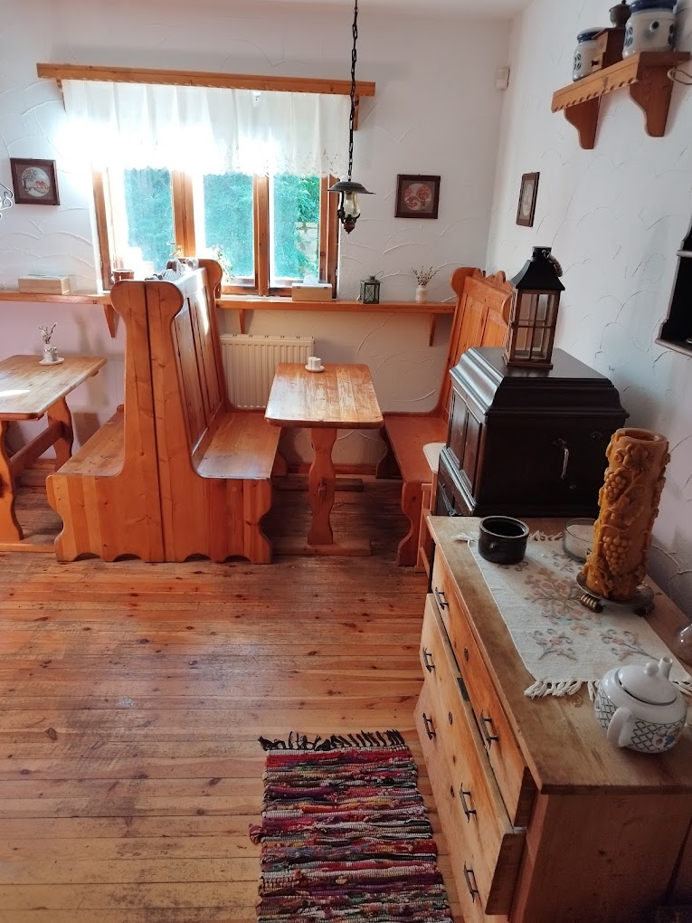 Sala Gospody pod Brzozami z drewnianymi stołami