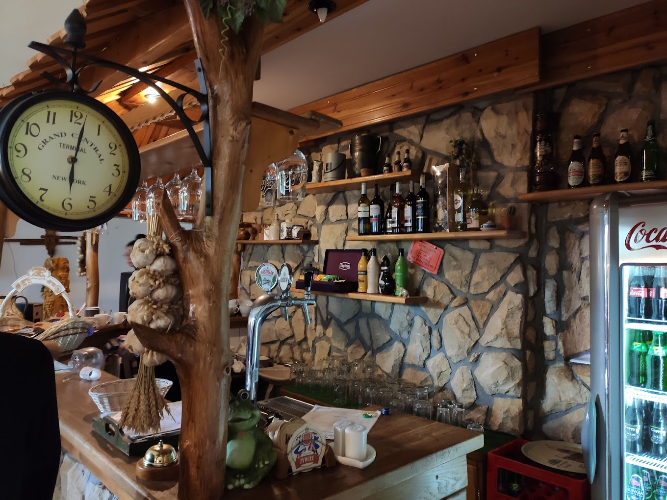 Bar gospody z drewnianymi belkami i kamieniem